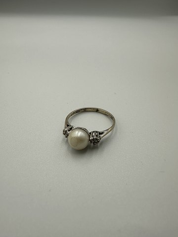 8 Karat guld ring med perle og 2 moissanite