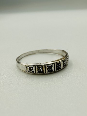 8 Karat Guld Ring sølvfarvet med hvide sten